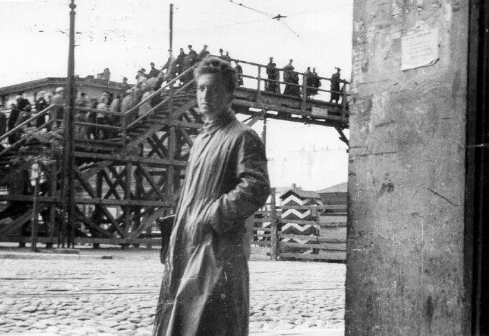 The photographer Mendel Grosman in Koscielna Square in the Lodz ghetto, next to a pedestrian overpass connecting two parts of the ghetto.
